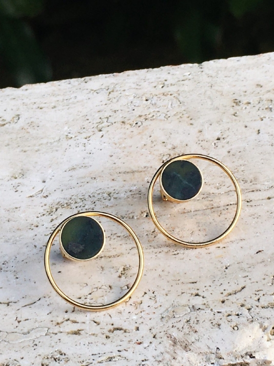 Eleganckie i ponadczasowe kolczyki z zielonym kamieniem nefrytem