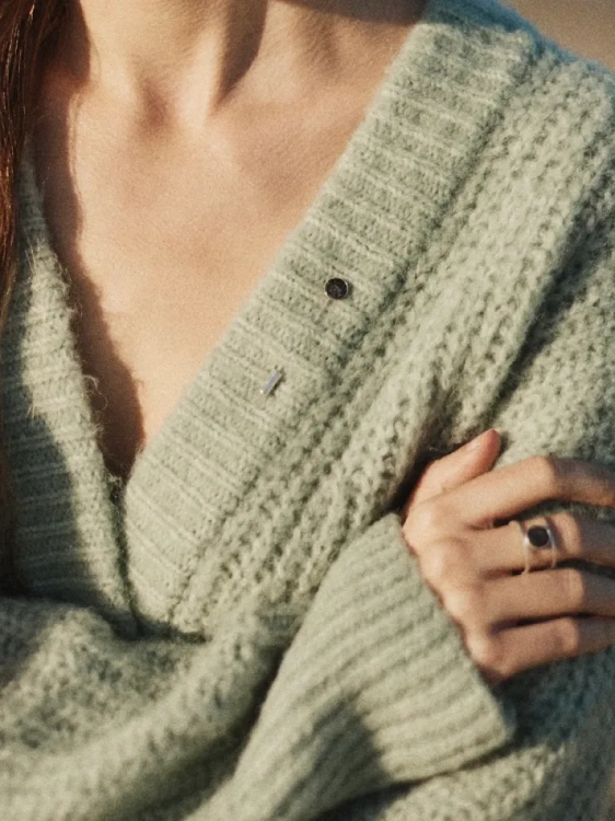 Srebrna szpila z ciemnym kamieniem lelingitem w okrągłej oprawie, idealna do swetra czy marynarki.