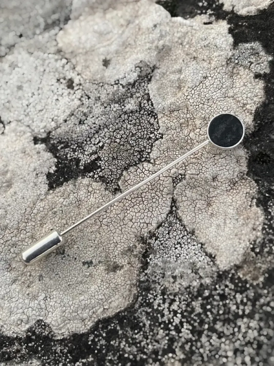 Srebrna szpila do marynarki z kamieniem naturalnym ciemnym.