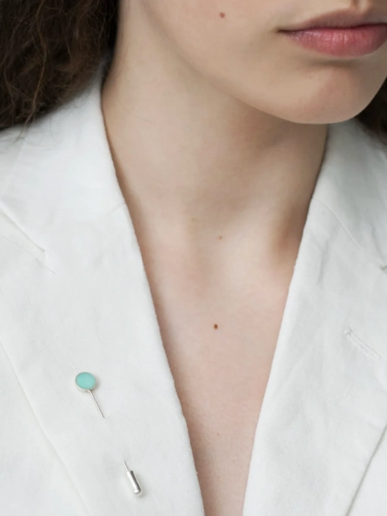 Srebrna szpilka do marynarki z turkusowym kamieniem