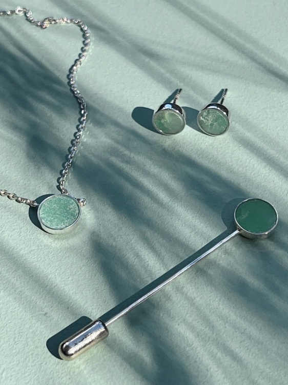 Srebrna szpila z okrągłym kamieniem chryzoprazem w oprawie w zestawie z naszyjnikiem i kolczykami.