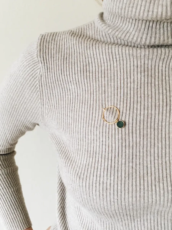 Złota broszka z naturalnym nefrytem