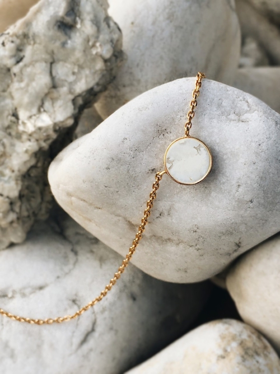 Delikatny pozłacany naszyjnik z zawieszką z opalem naturalnym