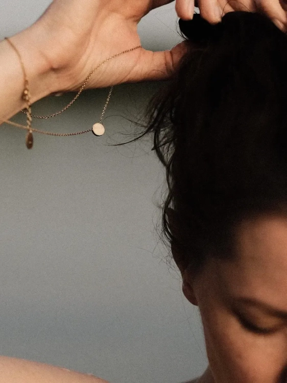 Pozłacany naszyjnik z oczkiem z opalu naturalnego