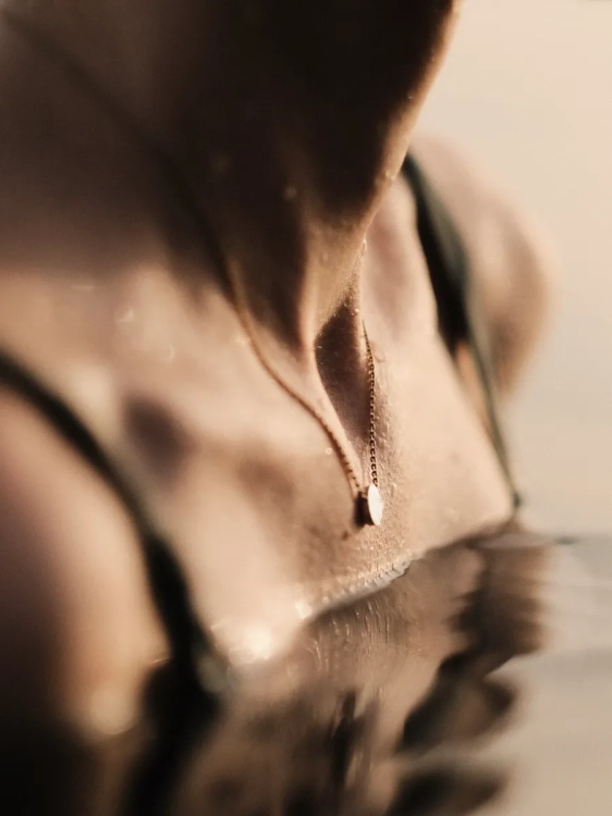 Minimalistyczny naszyjnik z opalem naturalnym z Polski