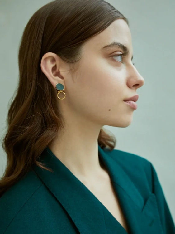 Nowoczesne klipsy do uszu złote z zielonym kamieniem naturalnym