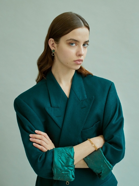 Klipsy do uszu wiszące złote z zielonym kamieniem naturalnym.