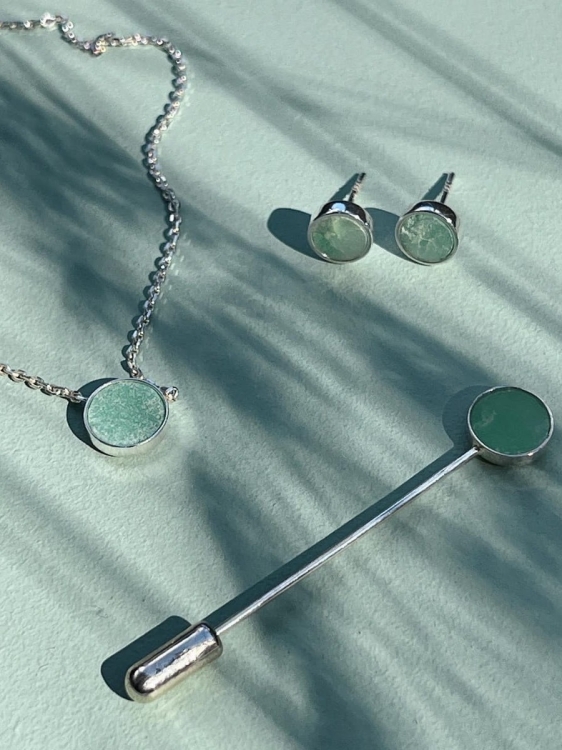 Srebrne delikatne kolczyki z turkusowym minerałem chryzoprazem.