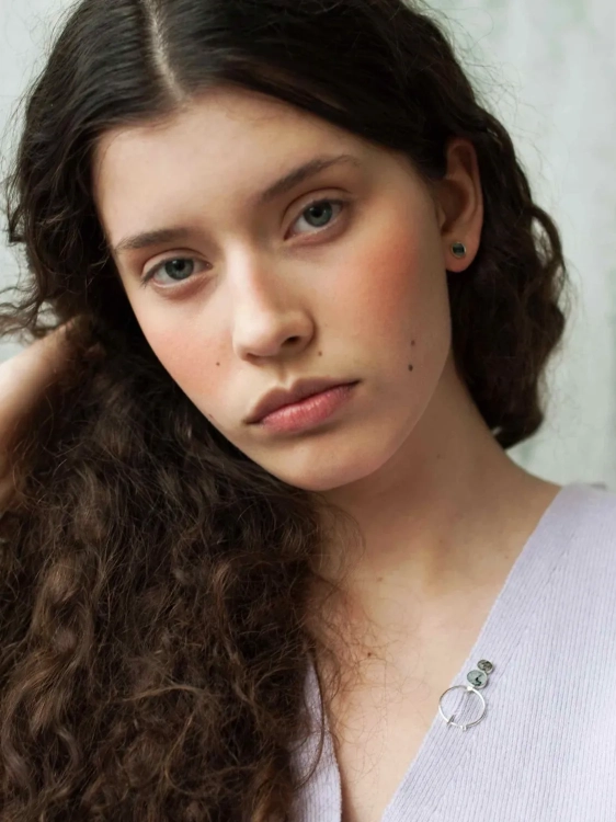 Srebrne kolczyki na sztyfcie z szarym kamieniem