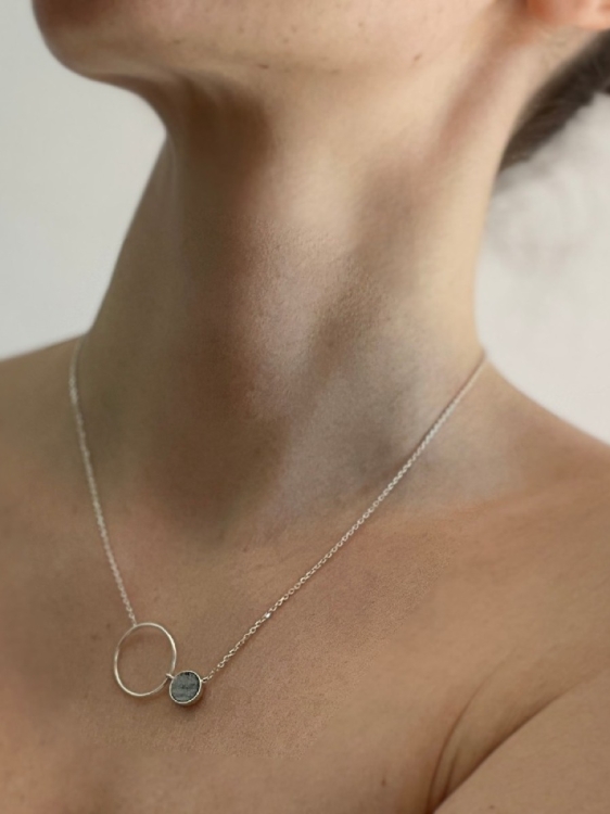 Delikatny srebrny łańcuszek z kółkiem i kamieniem
