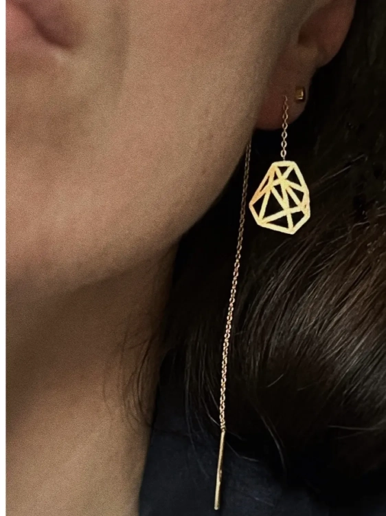 Kolczyki przewlekane przez ucho ze złoconego srebra