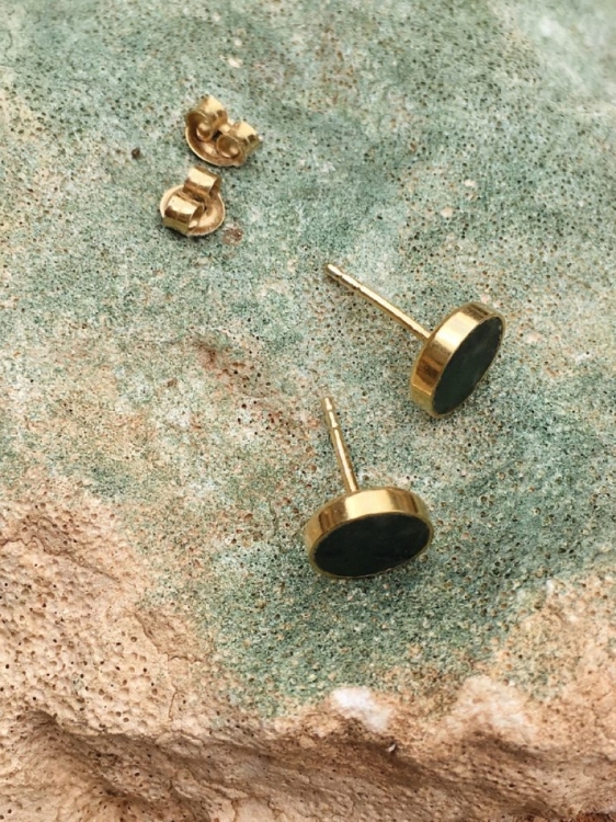 Złocone srebrne kolczyki sztyfty z zielonym nefrytem - kwintesencja klasy.