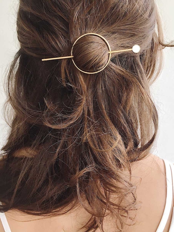 Duża złota spinka do włosów - idealna na wyjątkowe okazje