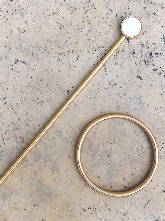 Duża złota spinka do włosów - sprawdź jak upiąć nią włosy.