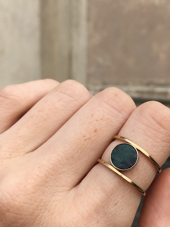 Zloty pierscionek z podwojna obraczka i kamieniem natruralnym nefrytem