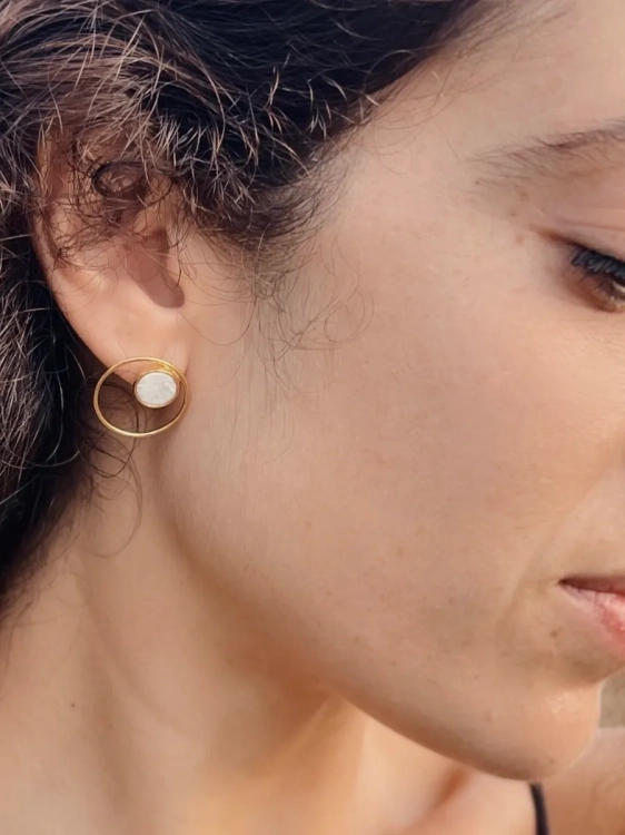 Kolczyki koła z białym opalem.webp