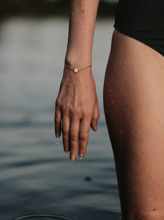 Pozłacana bransoletka z białym opalem naturalnym