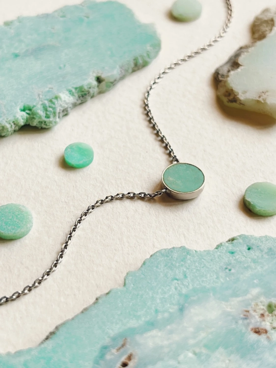 Srebrny łańcuszek z zawieszką z chryzoprazu