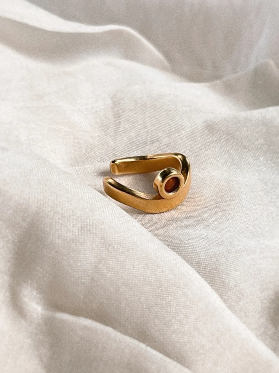 Falista nausznica z koniakowym bursztynem ze srebra złoconego.