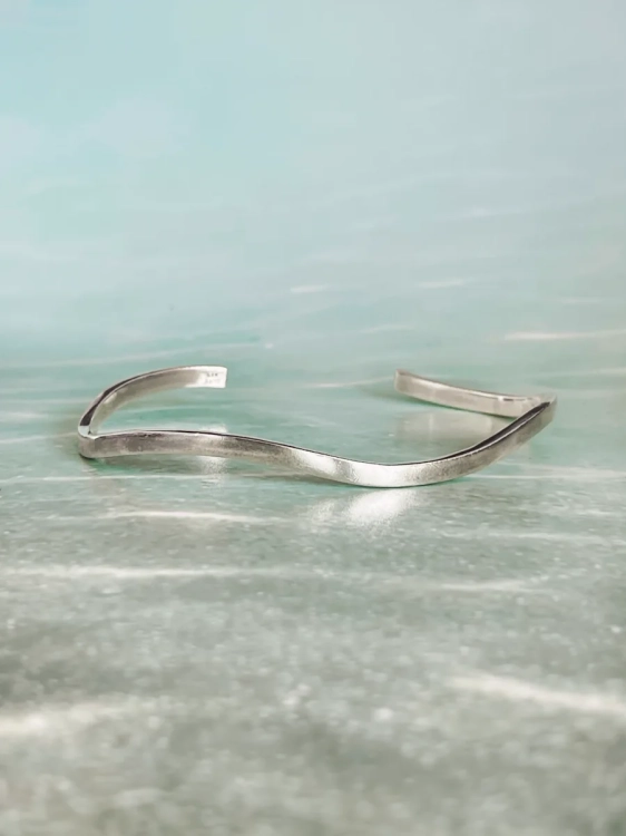 Modna opływowa srebrna bransoletka o organicznym kształcie fali.