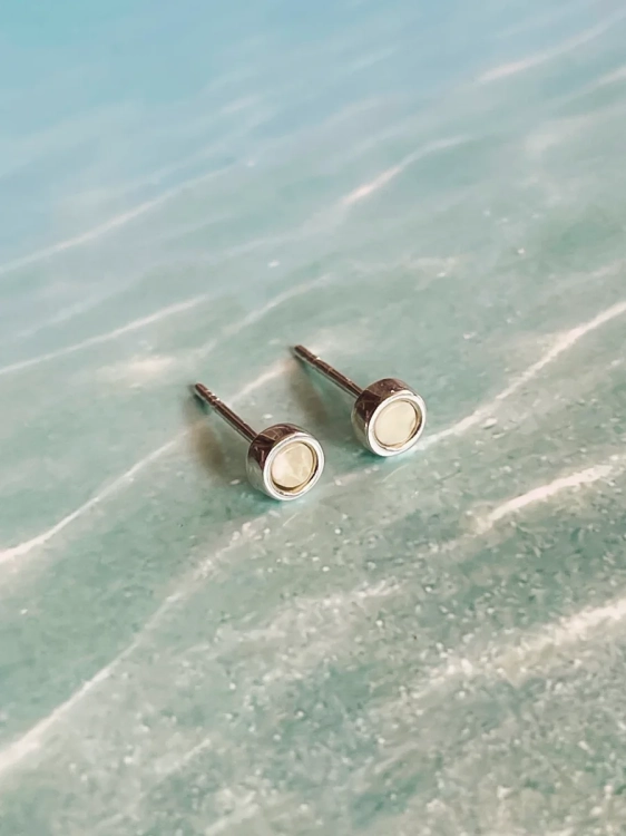 Kolczyki małe srebrne sztyfty z białym bursztynem