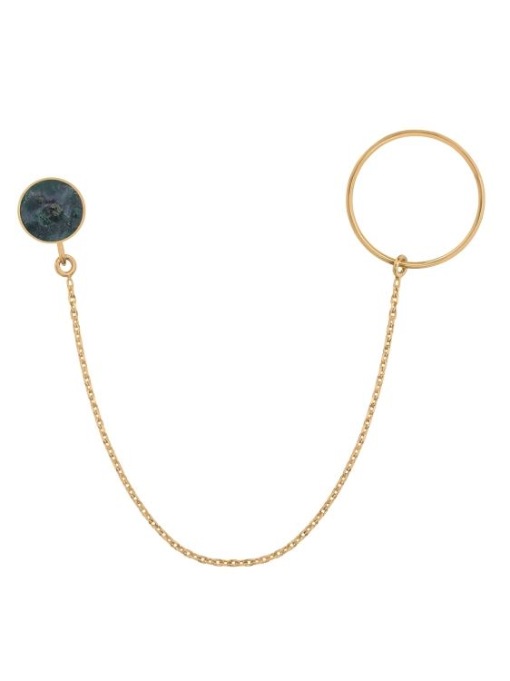 Złota broszka z zielonym nefrytem, łańcuszkiem i kołem.