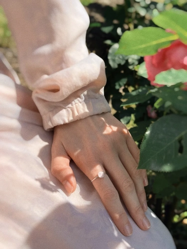 Delikatny srebrny pierścionek z różowym kamieniem z Dolnego Śląska.