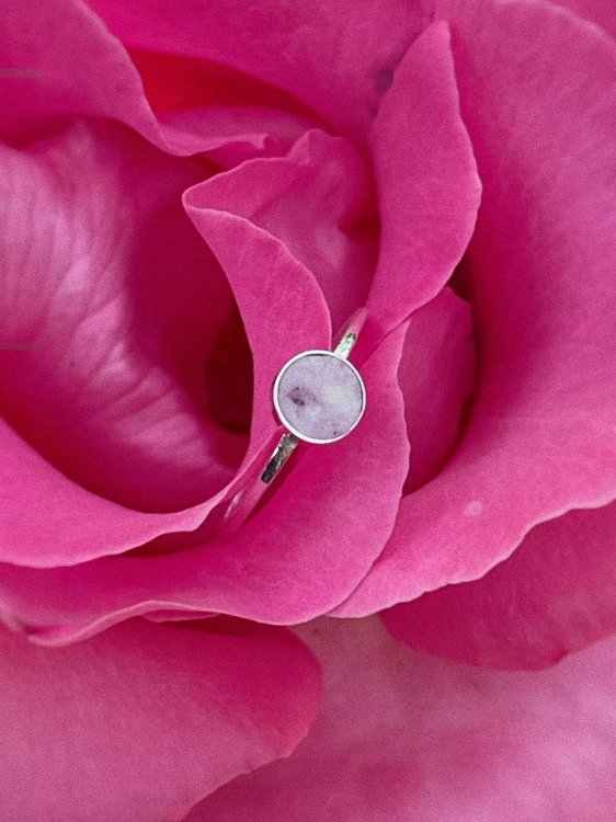 Ręcznie robiony pierścionek z różowym oczkiem.