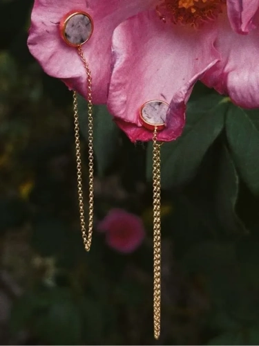 Złote wiszące kolczyki z różowymi kamieniami