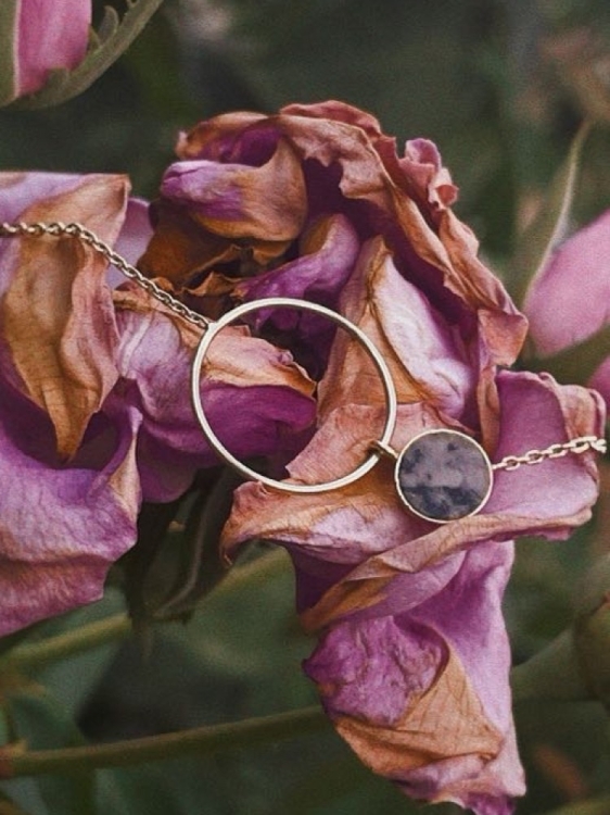 Złoty delikatny naszyjnik z różowym kamieniem