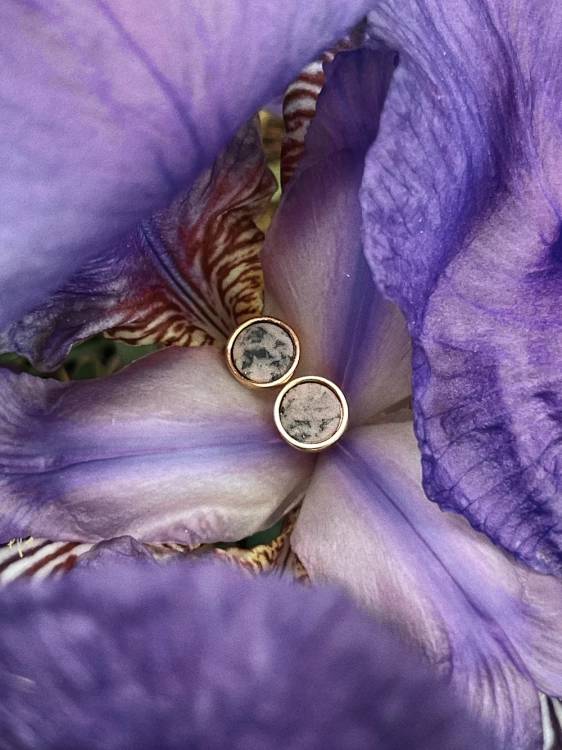 Subtelne małe kolczyki pozłacane z różowym rodingitem - idealny dodatek.